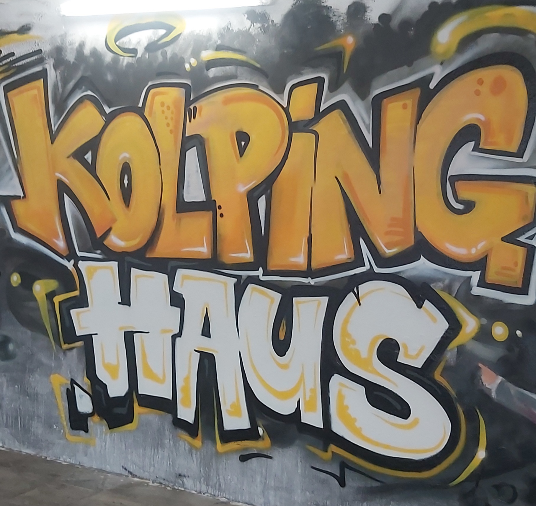 Mehr über den Artikel erfahren Das Krefelder Kolpinghaus hat einen neuen Hingucker – ein Graffiti gegen das Vergessen